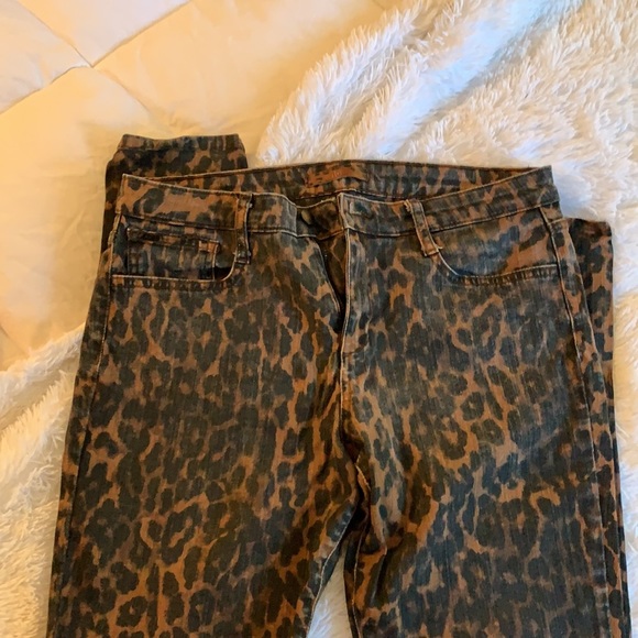 Joe’s Cheetah Jean Size 31 - Picture 6 of 7